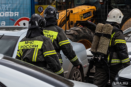 В Магадане пожар охватил 1000 квадратных метров склада