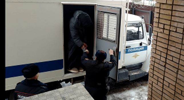 В Подмосковье полицейские задержали водителя и пассажира каршерингового автомобиля, подозреваемых в сбыте наркотиков