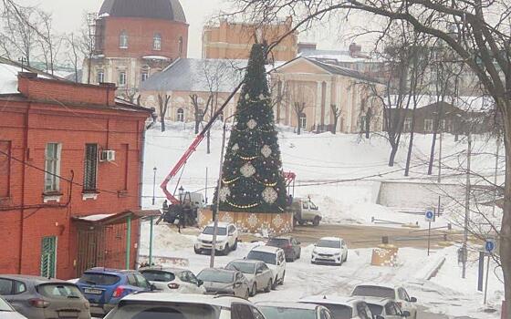 В Рязани убирают ёлку на Лыбедском бульваре