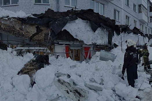 В Татарстане рухнул козырек магазина