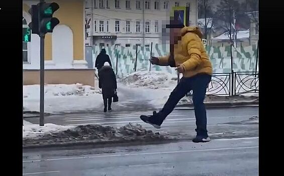 Жаркие танцы стали причиной пробки в центре Костромы