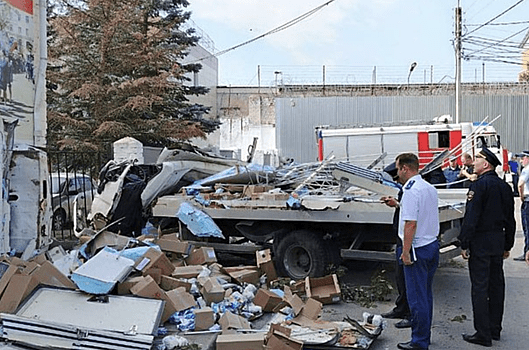 Грузовик влетел в здание УФСИН в Калуге