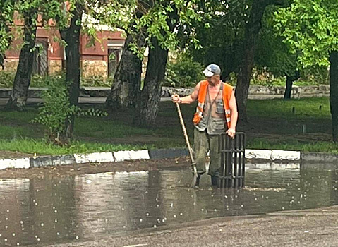 Коммунальщики ГСТК вышли на откачку луж в Благовещенске