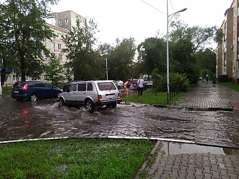 Коммунальщики объяснили, почему в Благовещенске в дождь затапливает улицы