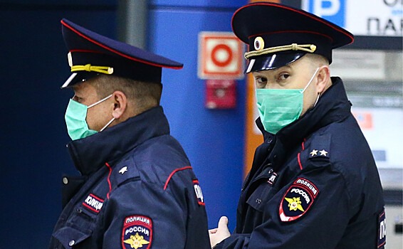 Москвича столкнули в переход у станции метро в Петербурге