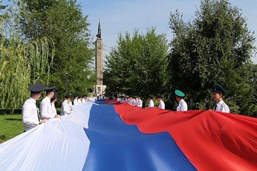 На площади Чекистов в Волгограде развернули 60-метровый флаг России