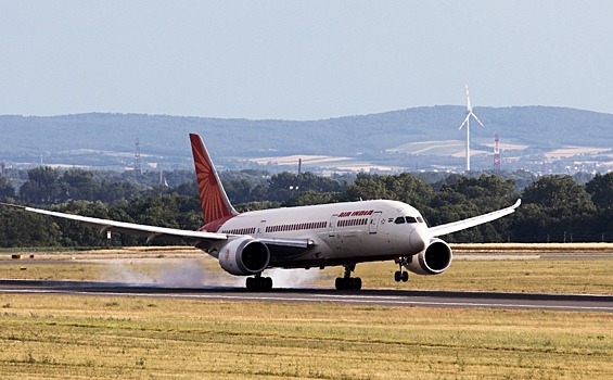 Самолет Air India совершил экстренную посадку после угрозы о минировании