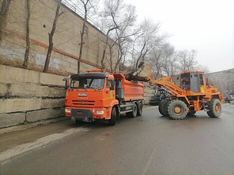 Подпорная стена рухнула на машины во Владивостоке