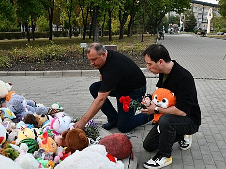 Родион Газманов возложил цветы к мемориалу погибшим детям в Донецке