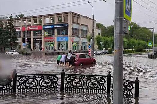 Российский город утонул из-за дождя и попал на видео