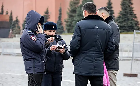 Силовики раздали мигрантам повестки во время рейда в Москве