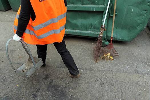 Столичного дворника выгоняют из России за нетрадиционный секс в парке