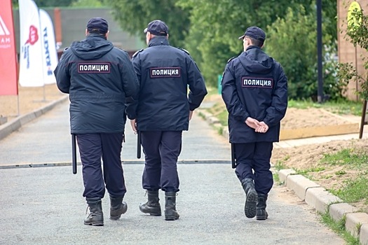 Москвичи в Петербурге устроили стриптиз под немецкие марши