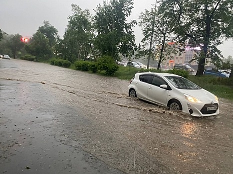 Владивосток уходит под воду из-за сильного ливня: горожане передвигаются на гидроциклах