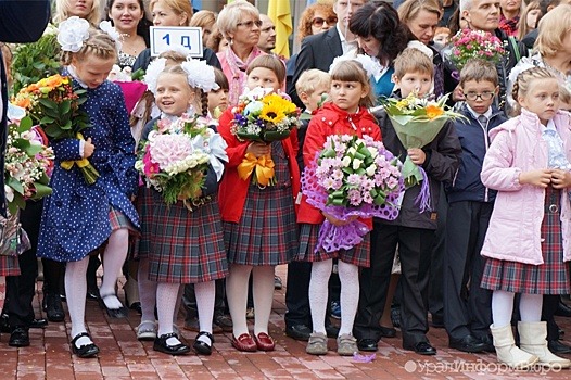 Власти Екатеринбурга не будут запрещать пускать родителей на школьные линейки