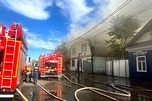 В Астрахани произошло возгорание административного здания и жилого дома