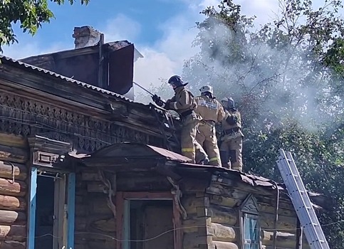 В Благовещенске открытым огнём горел заброшенный дом