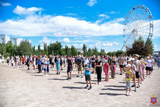 В Центральном парка культуры и отдыха г. Волгограда в рамках проведения Всероссийской акции МВД России «Зарядка со стражем порядка» состоялось масштабное спортивное мероприятие