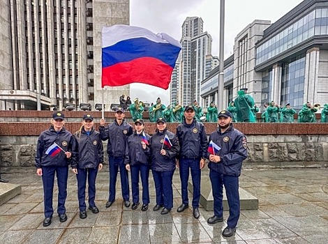 В День Государственного флага студенты-спасатели развернули у стен свердловского правительства российский триколор