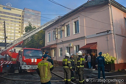 В Екатеринбурге загорелся дом рядом с резиденцией полпреда президента России