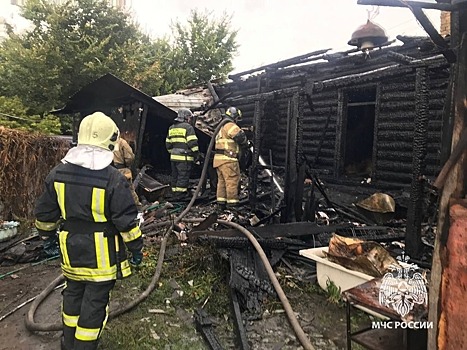 В Иркутске ликвидировали пожар на складе стройматериалов