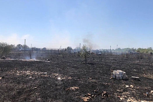 В Краснодаре пожар в поле перекинулся на жилой дом