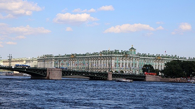 В Петербурге у Дворцового моста столкнулись два теплохода