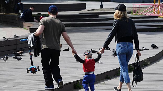 В РФ хотят запретить усыновление детей в страны, где разрешена смена пола