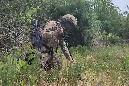 В Запорожской области саперы группировки войск «Днепр» разминируют труднодоступные участки местности сбросами с дронов