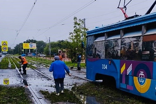 Во Владивостоке из-за подтопления путей встали трамваи