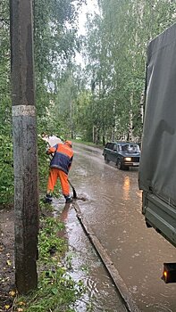 Во время дождя подрядчики Ижевска начали расчищать ливневки