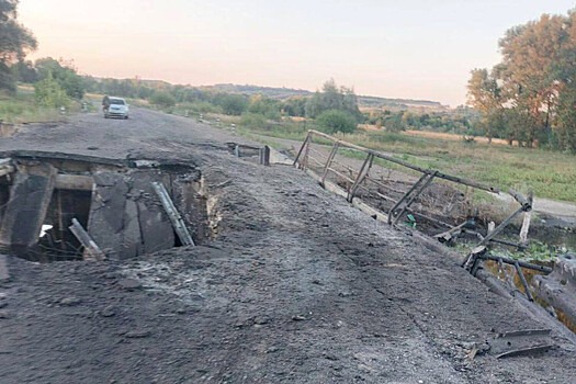 ВСУ сбросили бомбу на семью из трех россиян на мосту в Курской области