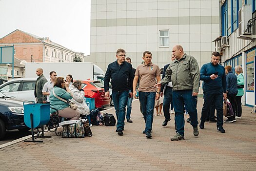 Алексей Смирнов встретился с курянами в одном из центров оказания гумпомощи