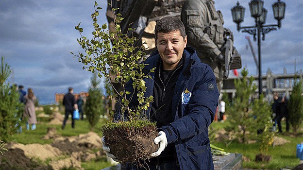 Артюхов высадил в салехардском парке Победы подаренную школьницей березу