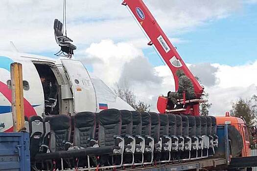 Аварийно севший на новосибирское поле самолет "Уральских авиалиний" начали демонтировать