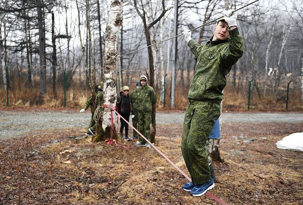 Автоматы, дроны и лопаты. В российских школах вместо ОБЖ появилась «защита Родины». Чему и как будут учить детей?1