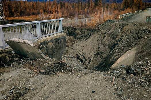 Автомобильный мост рухнул в российском городе