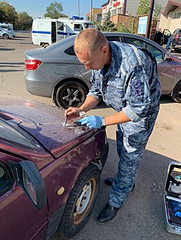 Бил стекла и угонял авто: в Оренбурге задержан ночной дебошир