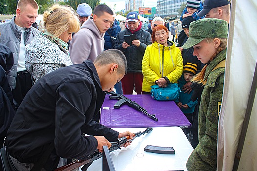 Более 10 мастер-классов открыты для посетителей выставки трофейной техники НАТО в Новосибирске