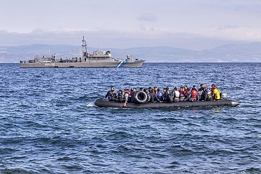 Десятки разложившихся трупов нашли на дрейфующей в море лодке