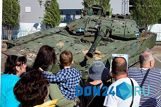 Фоторепортаж: в День города сотни дончан пришли посмотреть на военные трофеи, захваченные в боях