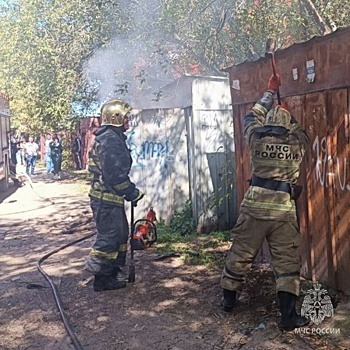 Гараж горел на Комсомольской площади в Нижнем Новгороде