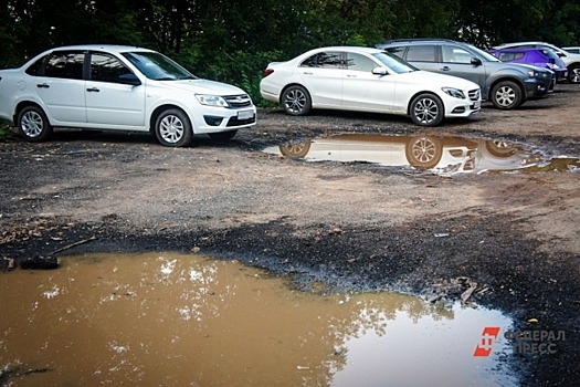 Коричневая вода залила улицу в столице Карелии