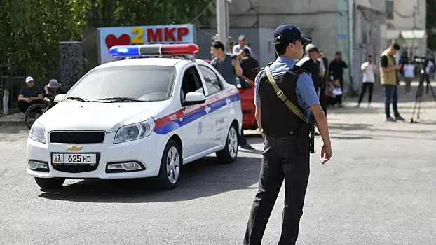 В Кыргызстане мужчина с тесаком напал на людей на рынке