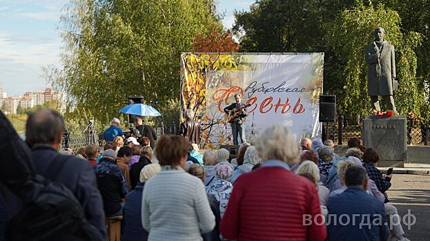 Поэты и музыкантов выступили сегодня возле памятника Николаю Рубцову в Вологде