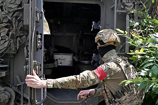 Раненых бойцов СВО загнали в эвакуационный поезд перед прибытием пассажирского состава. Они «портили вид»