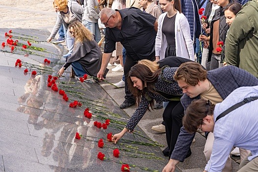 Россияне возложили цветы к мемориалам в память о героях Первой мировой войны