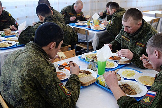 СК: экс-управляющего столовыми "Военторг-Восток" обвинили в краже продуктов