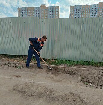 Уборка на улицах Оренбурга не прекратилась с наступлением осени