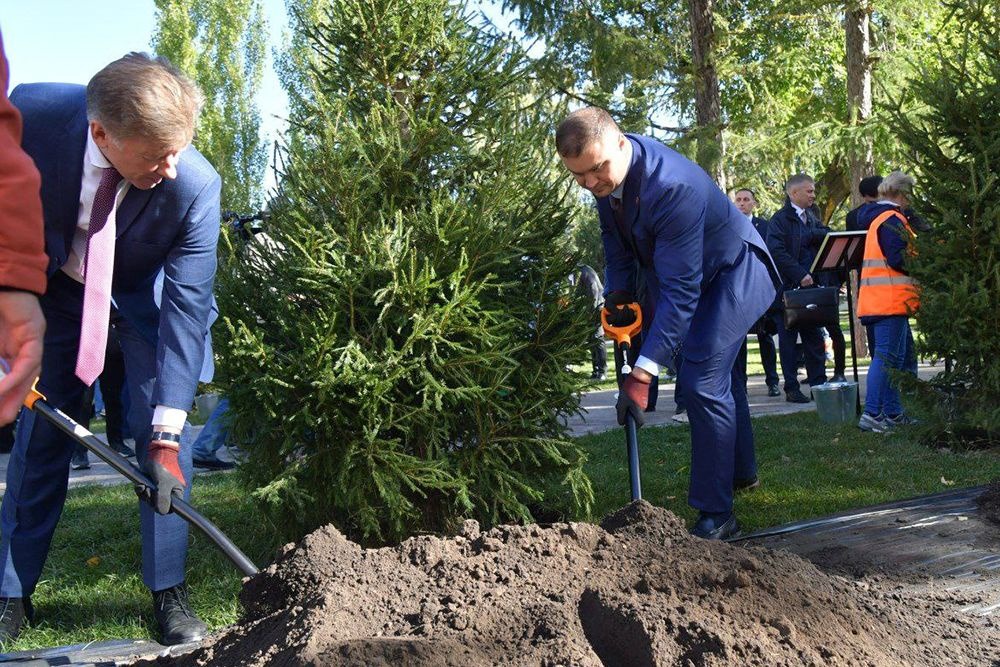 Виталий Хоценко: Делегаты IV Форума глав регионов стран ШОС заложили в Омске новую аллею2